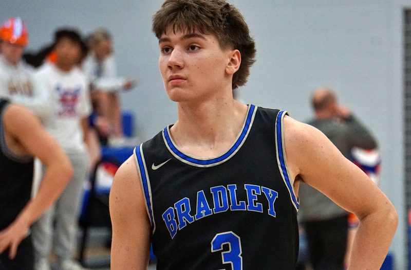 Holiday Hoopla: Show Stealing Upperclassmen